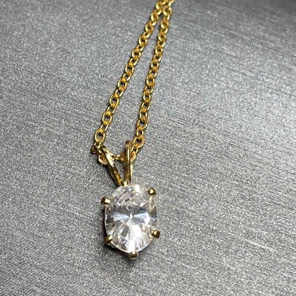 Vintage Large Glass 7.9mm Oval Pendant On An 18” Gold Tone Chain